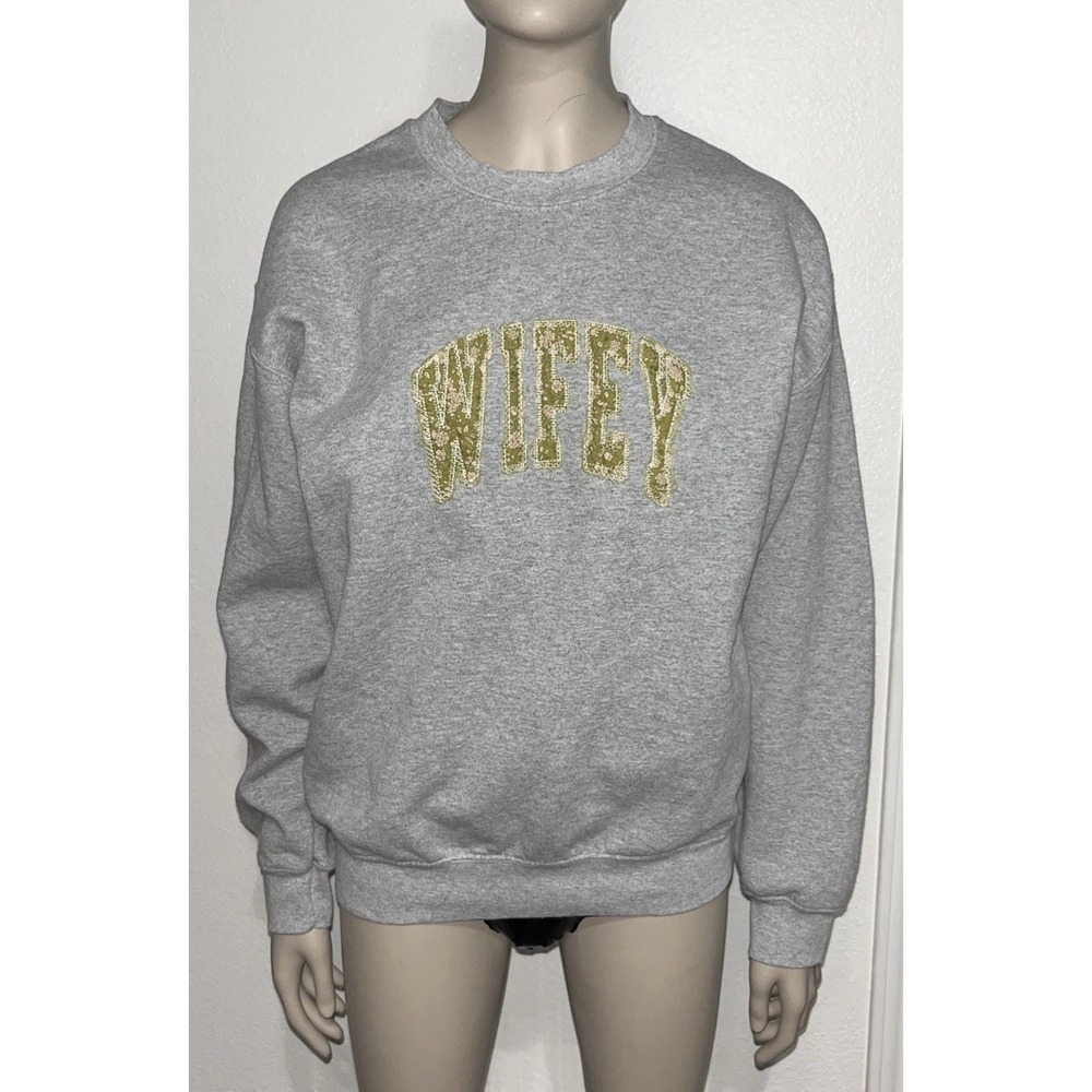Gildan Heavy Blend Women's Wifey Embroidered in Green Floral Gray Crewneck Sz M